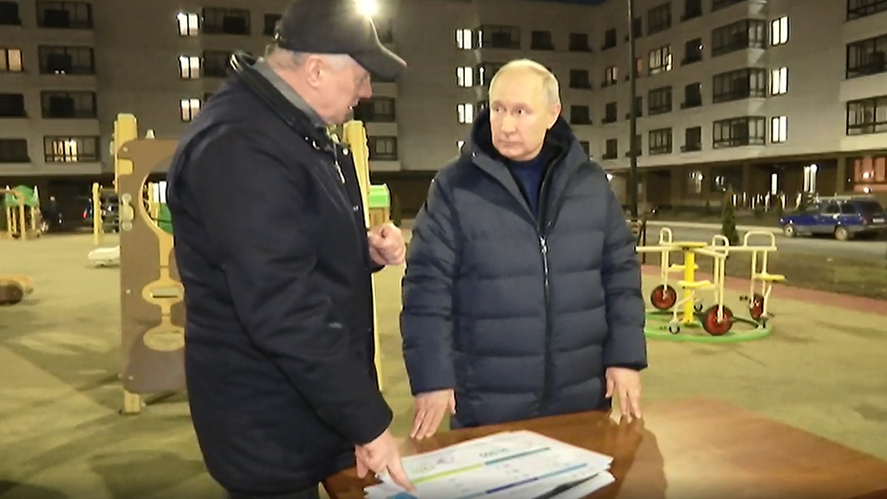 Песков заявил, что в Кремле «никто не поседел» из-за поездки Путина в Мариуполь  