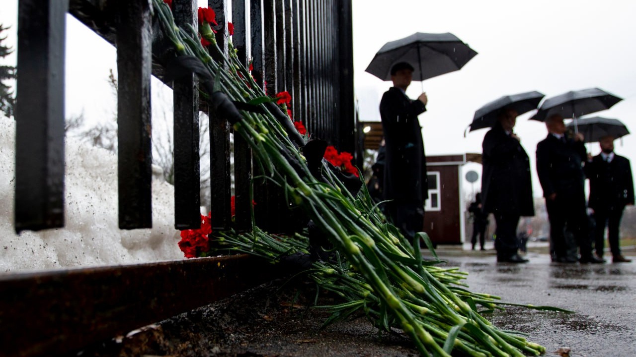 «Даже природа плачет»: у посольства Сербии в Москве почтили память жертв бомбардировок Югославии