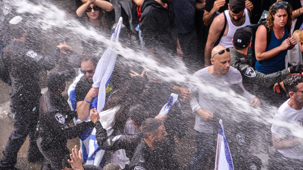 Израильская полиция применила водометы в отношении протестующих против судебной реформы