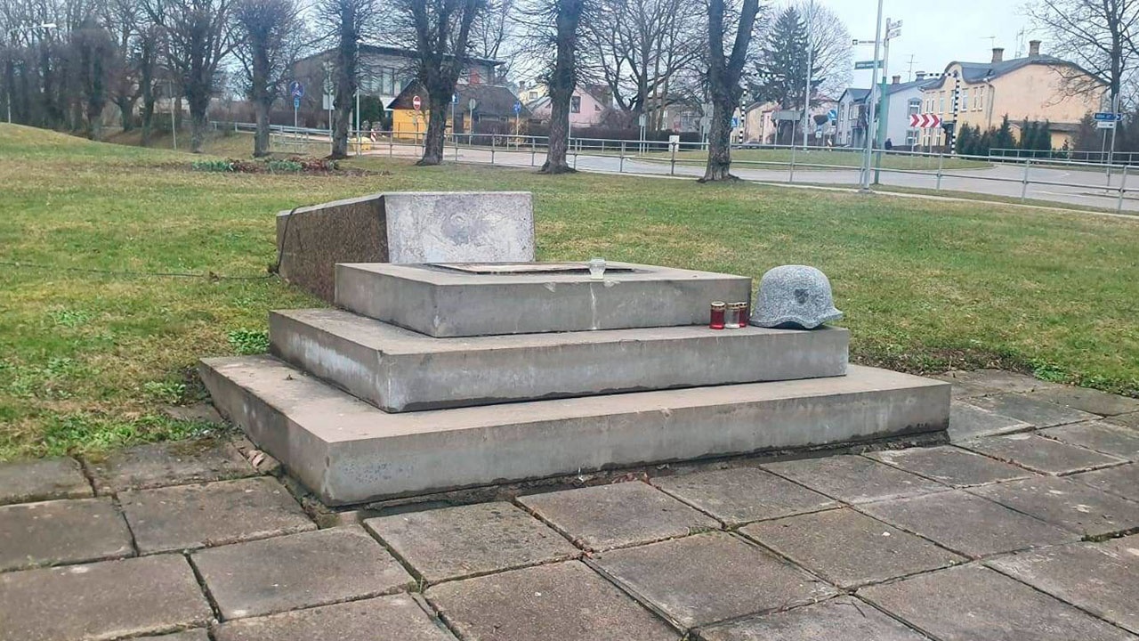 В Латвии повалили памятник легионерам дивизии СС