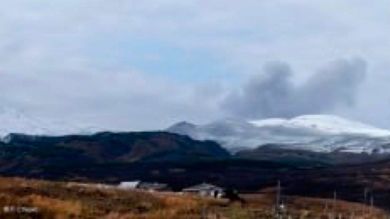 Вулкан Эбеко выбросил столб пепла высотой в три километра