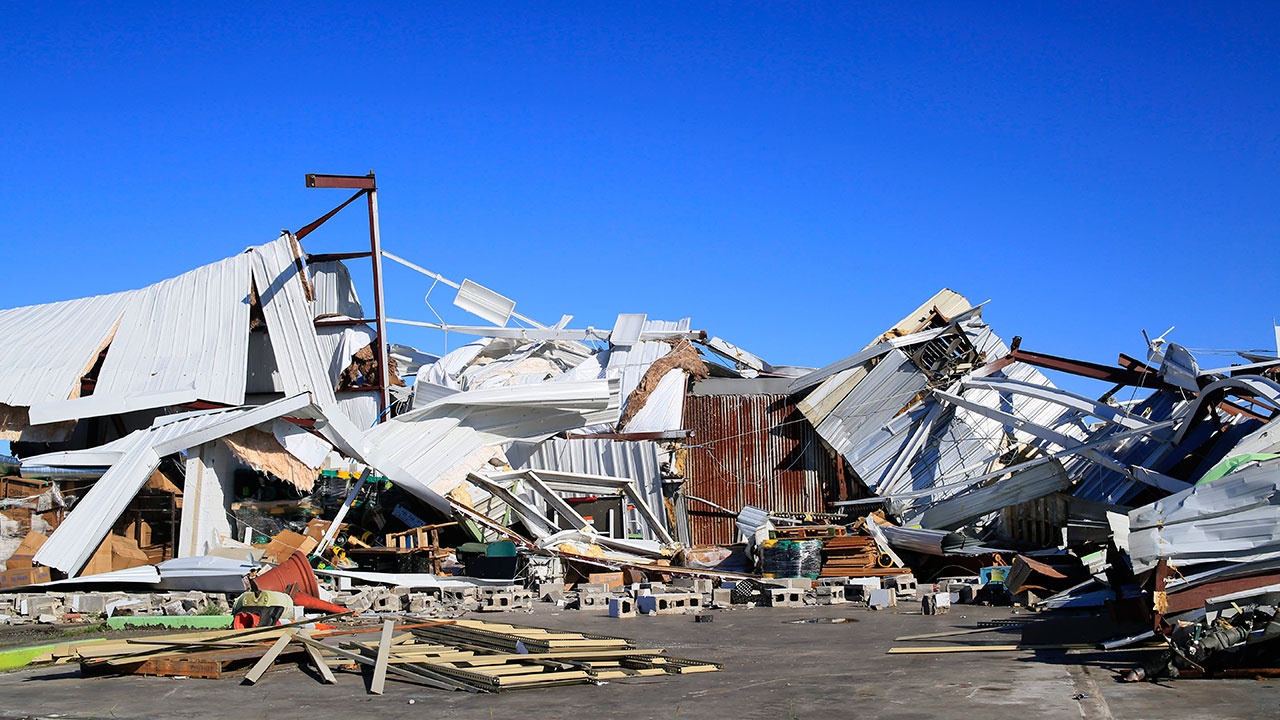 В США 10 человек погибли после сильного торнадо
