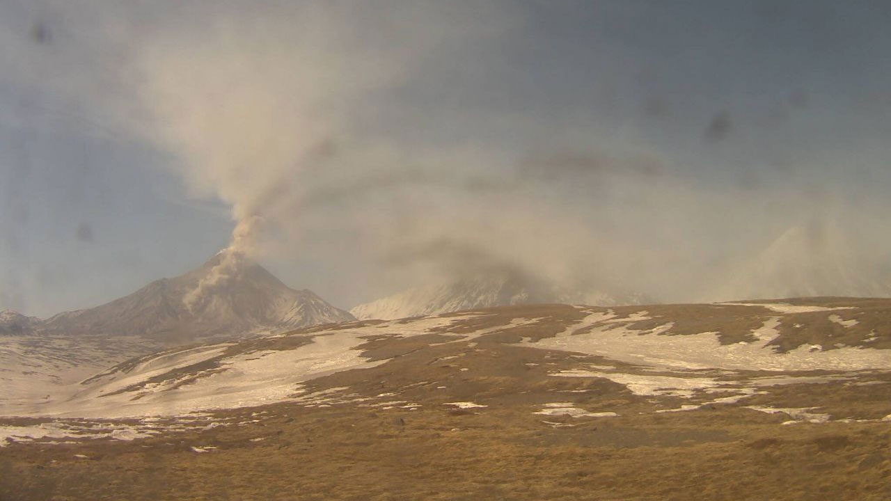 Вулкан Безымянный на Камчатке начал извергаться раскаленной лавой