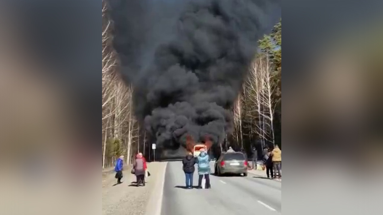 Пожар на автобусной спб. Сгорел ПАЗ. Сгорел автобус сегодня. На трассе загорелся автобус.