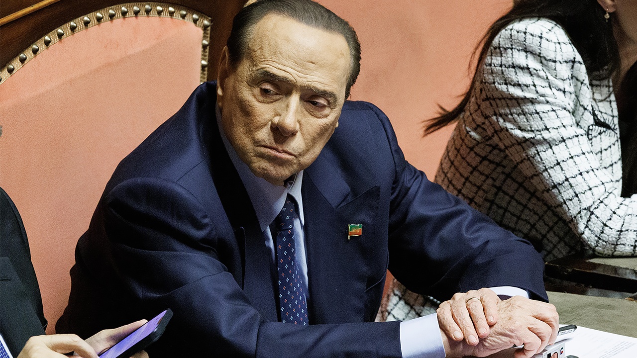 Берлускони спустя неделю снова госпитализировали в клинику в Милане