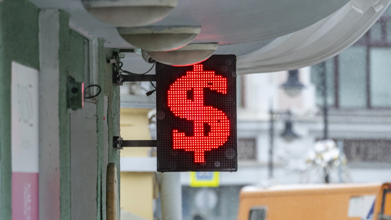 Глава Минфина РФ объяснил колебания курса доллара торговым балансом