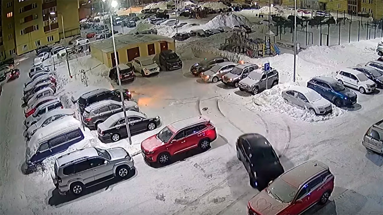 В Новом Уренгое женщина на иномарке протаранила восемь машин на парковке