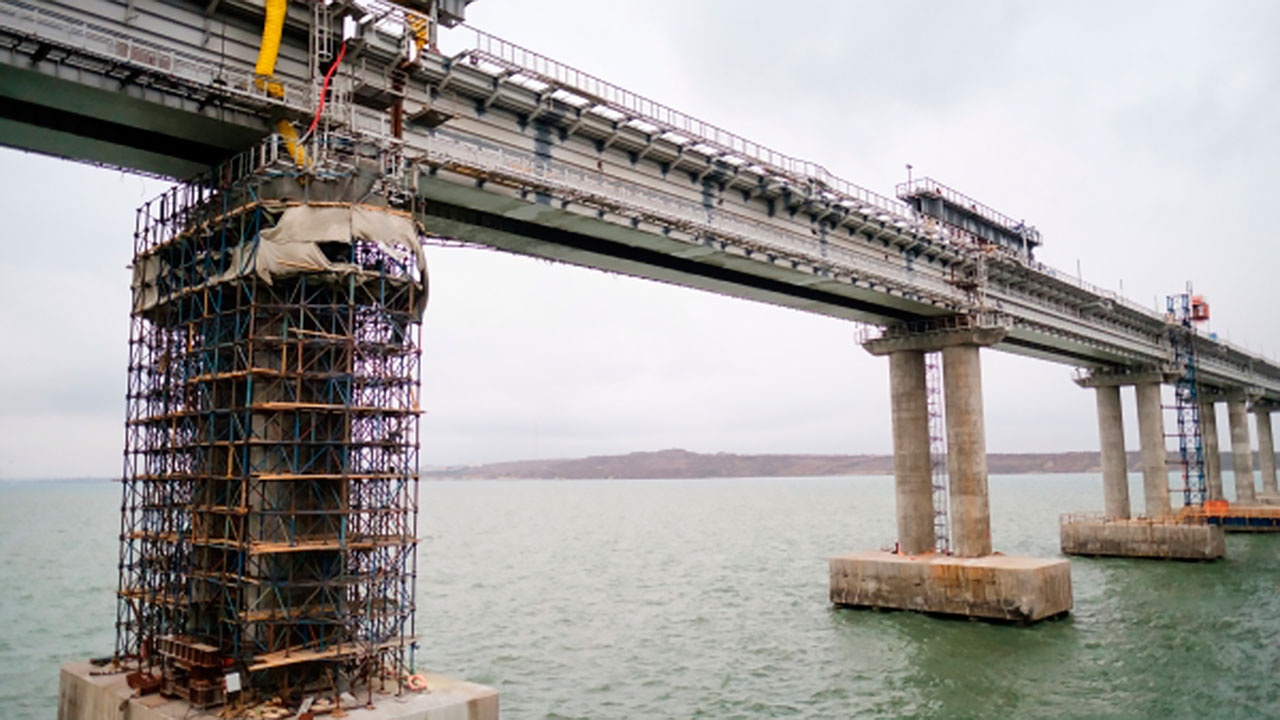 Поезда по восстановленной части Крымского моста будут запущены в мае