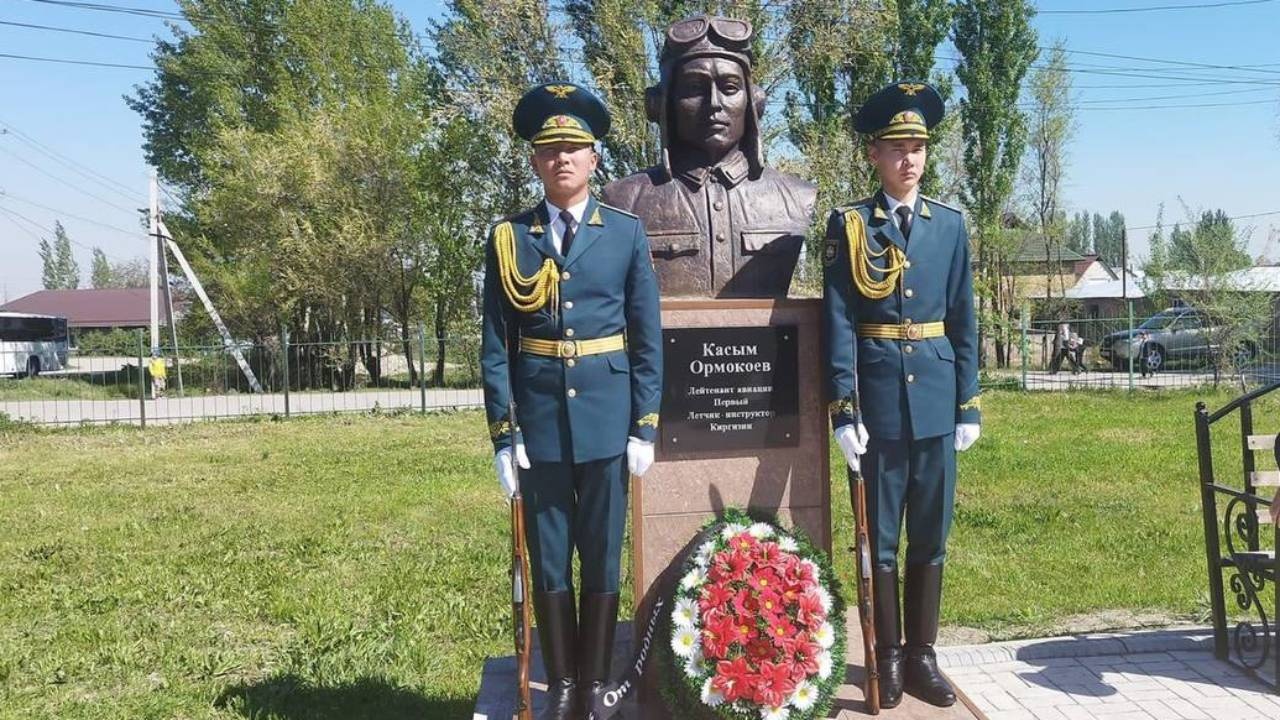 Под Бишкеком открыли памятник первопроходцу киргизской авиации, ветерану ВОВ