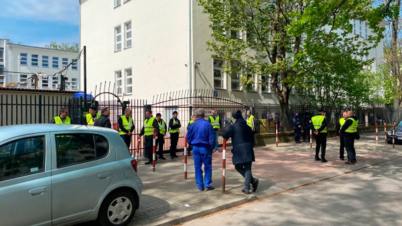 В посольстве РФ сообщили, что сотрудники российской школы в Варшаве покинули здание