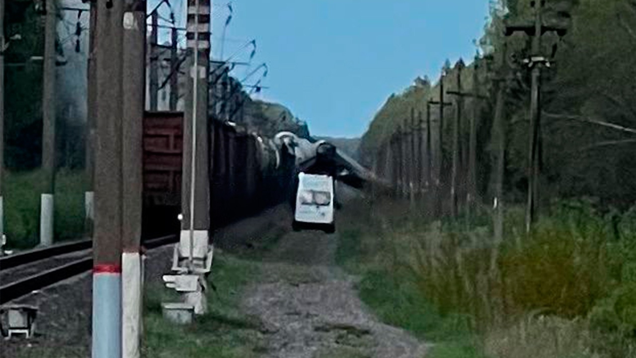 РЖД: грузовой поезд сошел с путей в Брянской области из-за вмешательства посторонних