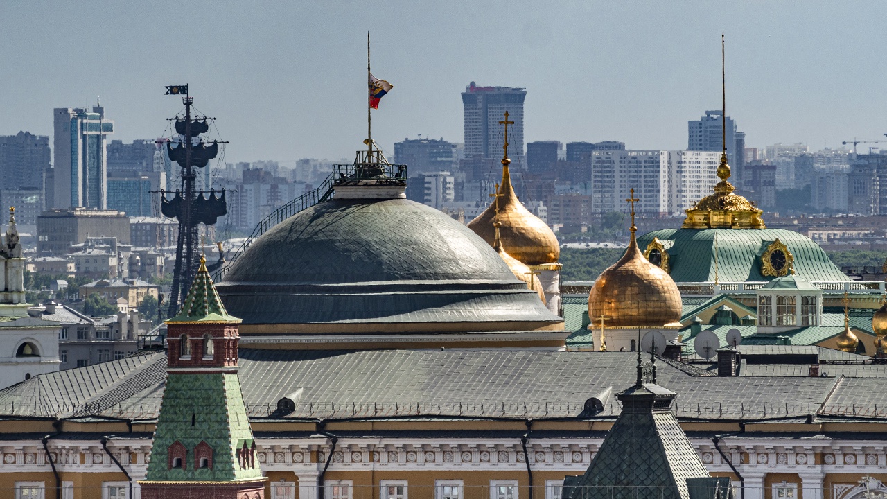 Два листа железа упали с купола Сенатского дворца в Кремле после атаки дронов