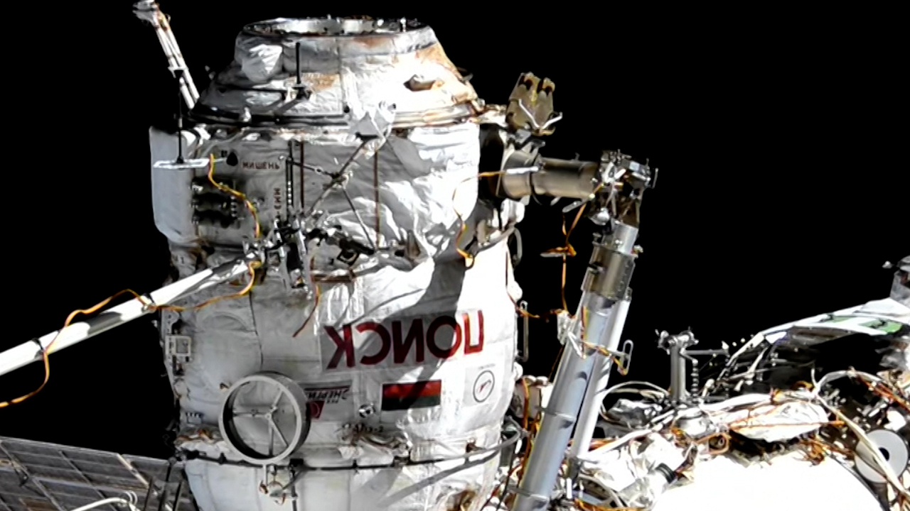 Прокопьев и Петелин перенесли шлюзовую камеру на модуль «Наука» во время выхода в открытый космос