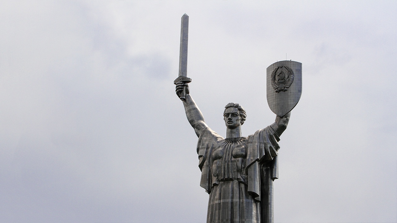 Герб СССР на памятнике «Родина-мать» в Киеве хотят заменить на трезубец 