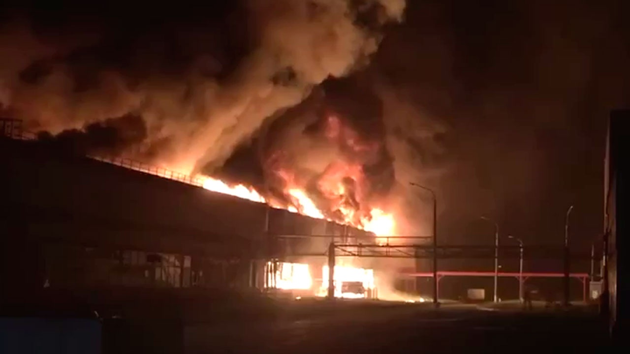 Пожарный поезд привлекли к тушению горящего цеха в Тольятти