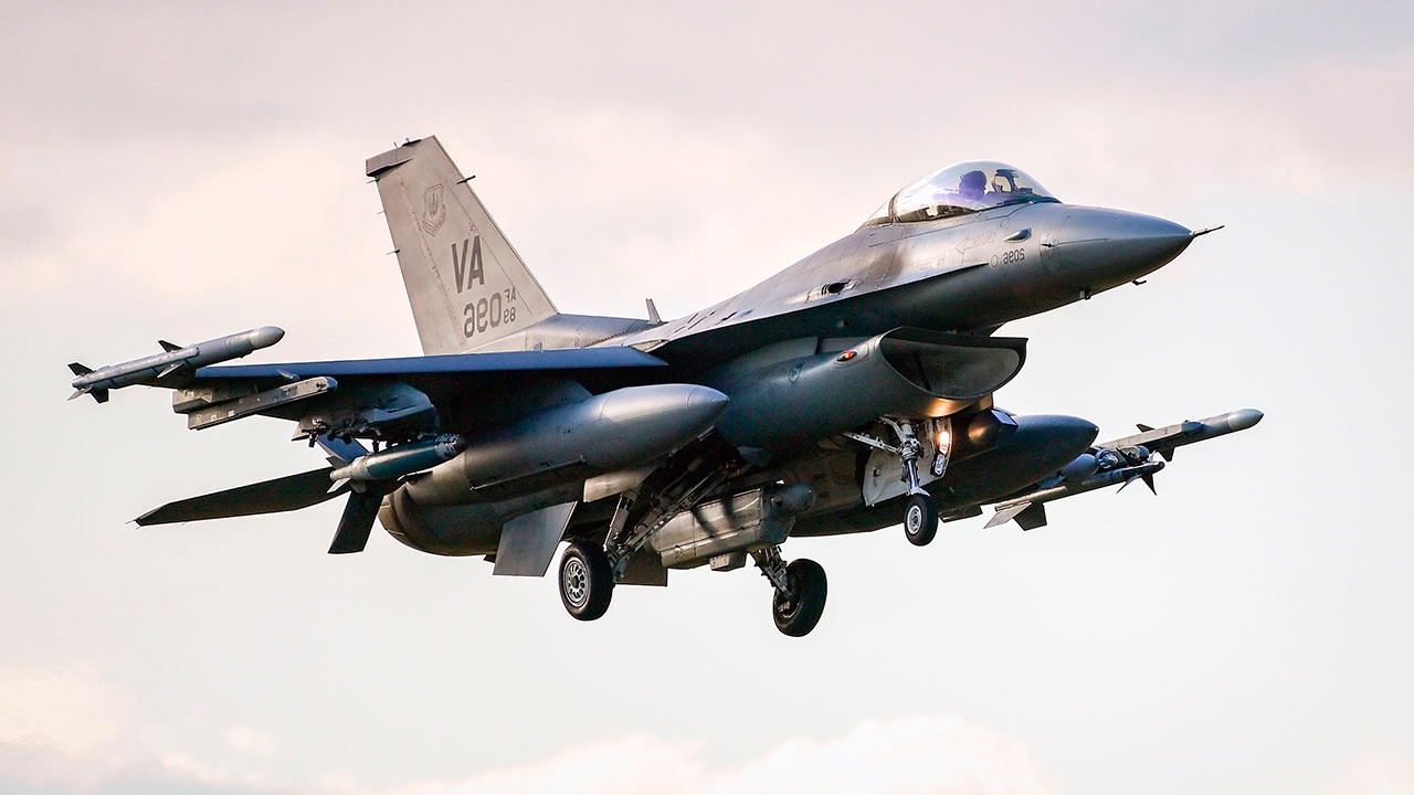 NYT: США не разрешают украинским пилотам обучаться на европейских F-16