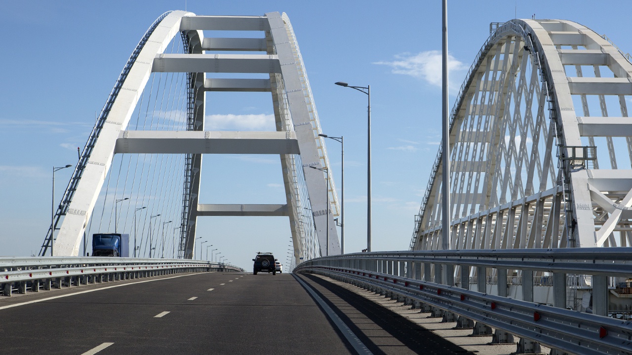 Хуснуллин объявил о решении пока не запускать движение грузовиков по Крымскому мосту