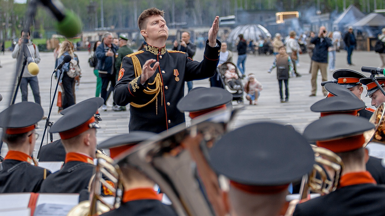 Первый концерт сезона военных оркестров в парках прошел у стен Главного храма ВС РФ