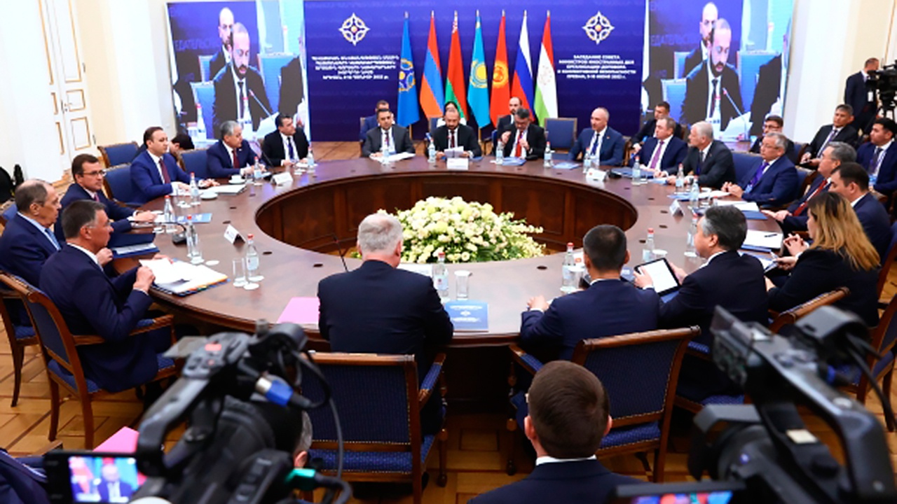 Песков заявил о продолжении диалога с Арменией по теме ОДКБ