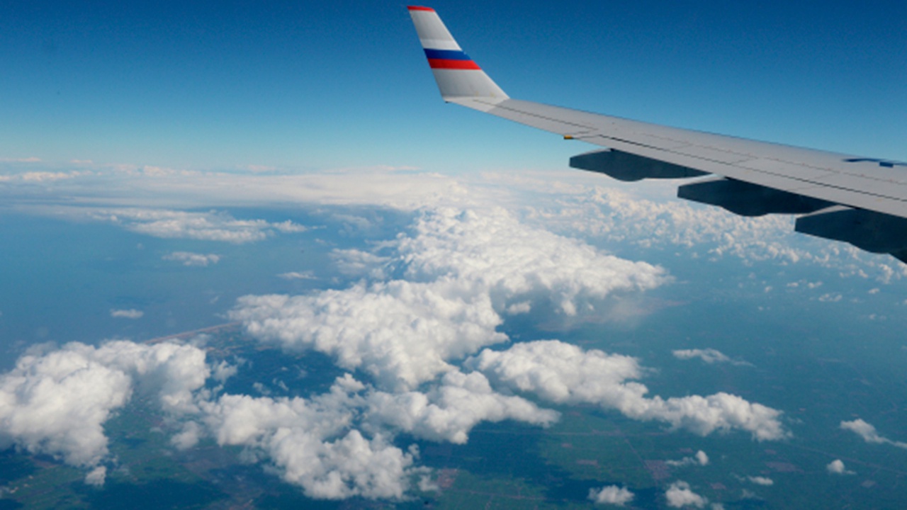 Самолет Сургут - Москва подал сигнал тревоги