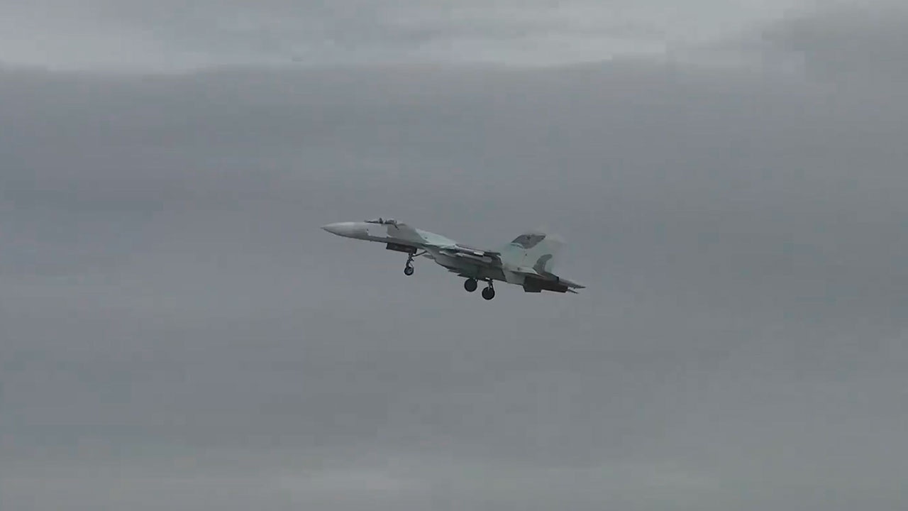 Российский Су-27 предотвратил нарушение границ американскими бомбардировщиками