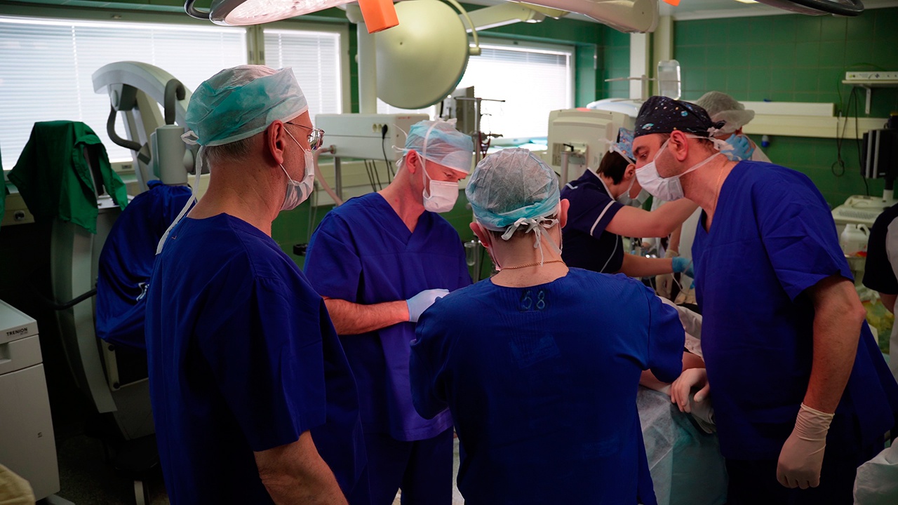 Нейрохирурги института Склифосовского извлекли из затылка пациента образование размером с мяч