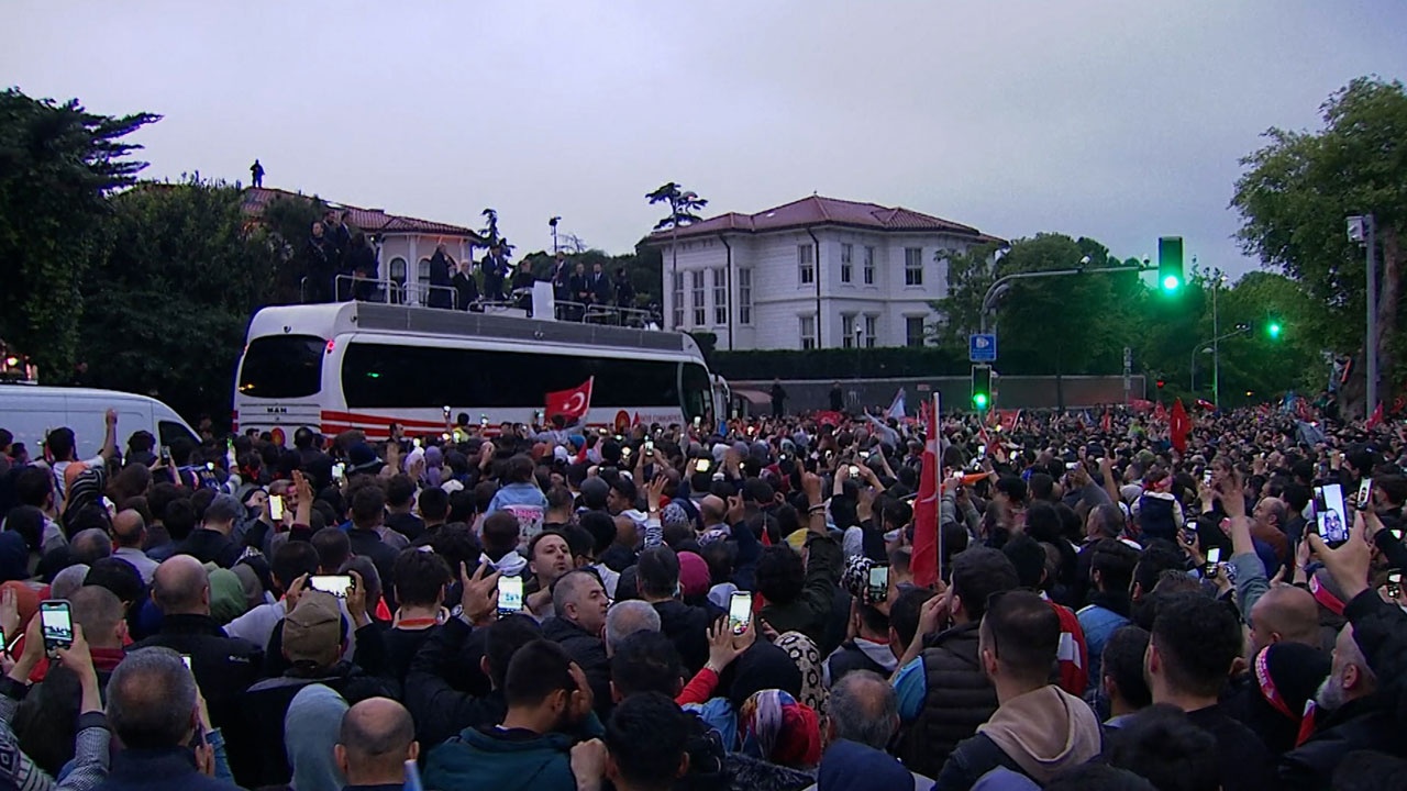 Эрдоган спел победную песню вместе со своими сторонниками в Стамбуле