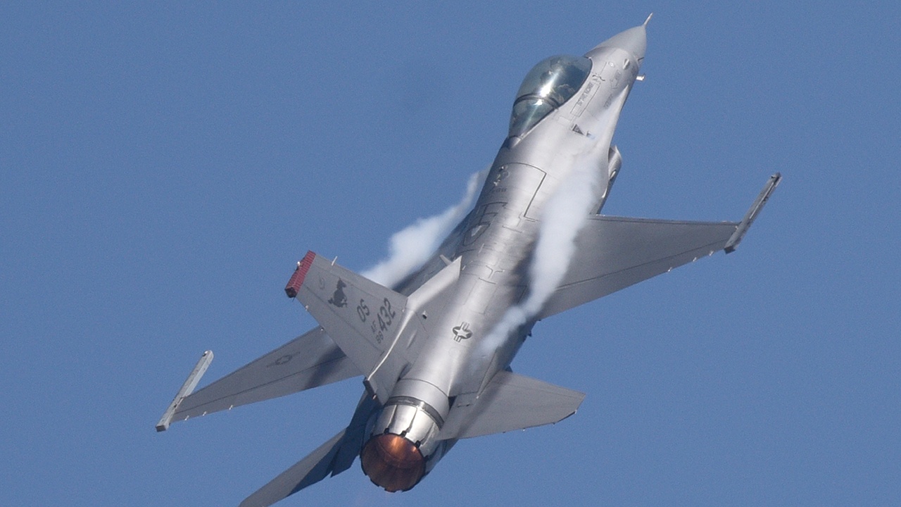 В США признали уязвимость F-16 перед новейшими российскими самолетами