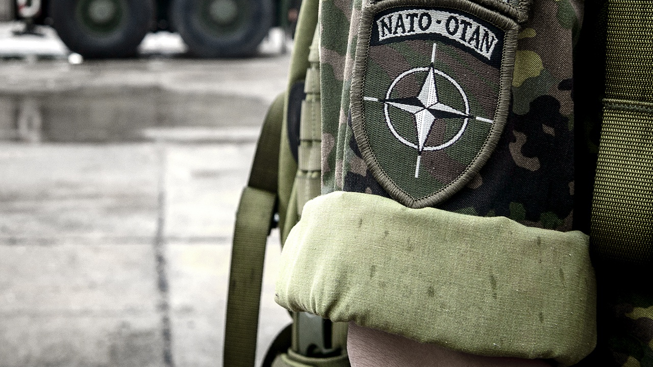 НАТО направит дополнительно 700 военных в Косово