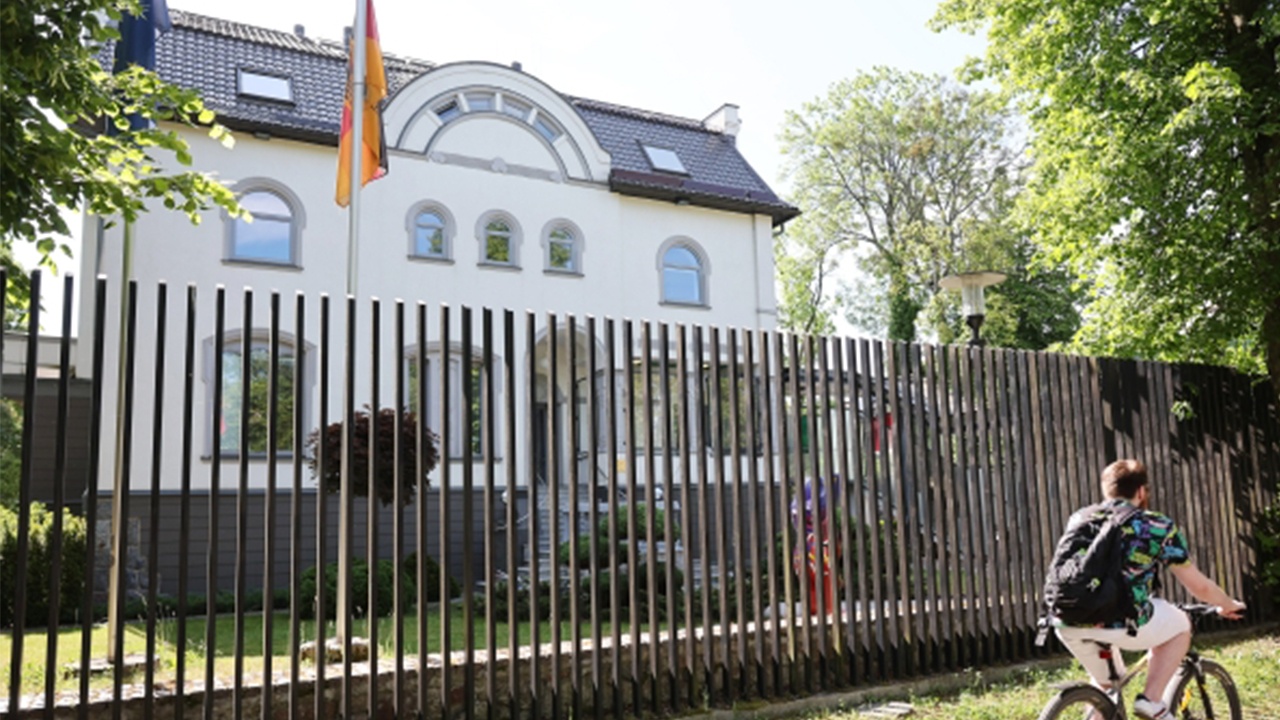 Берлин заявил о закрытии четырех российских консульств в ФРГ и трех своих в России