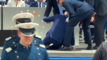 Байден рухнул на церемонии выпускников академии ВВС США
