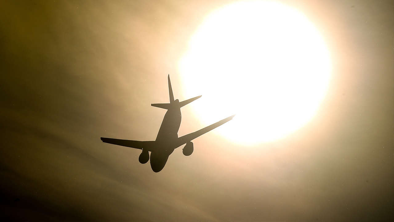 Самолет Superjet 100 готовится к экстренной посадке в аэропорту Шереметьево