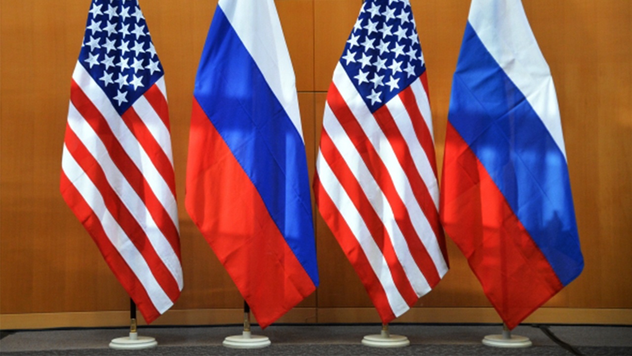 Ушаков сообщил, что Россия и США время от времени продолжают контакты 