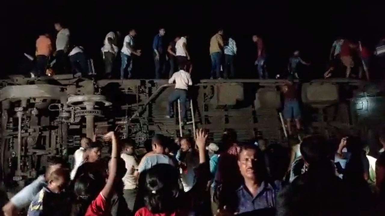 Reuters: минимум 233 человека погибли и 900 пострадали при столкновении поездов в Индии