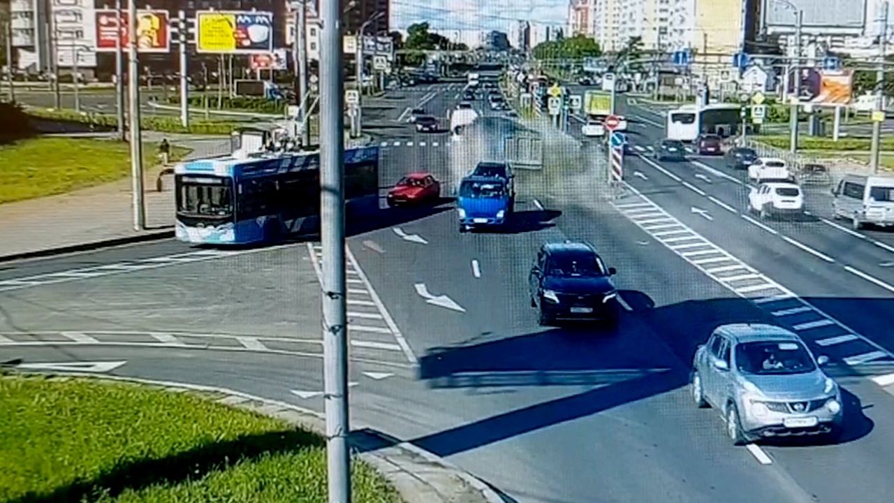 Полиция опубликовала момент ДТП с 13 автомобилями в Петербурге