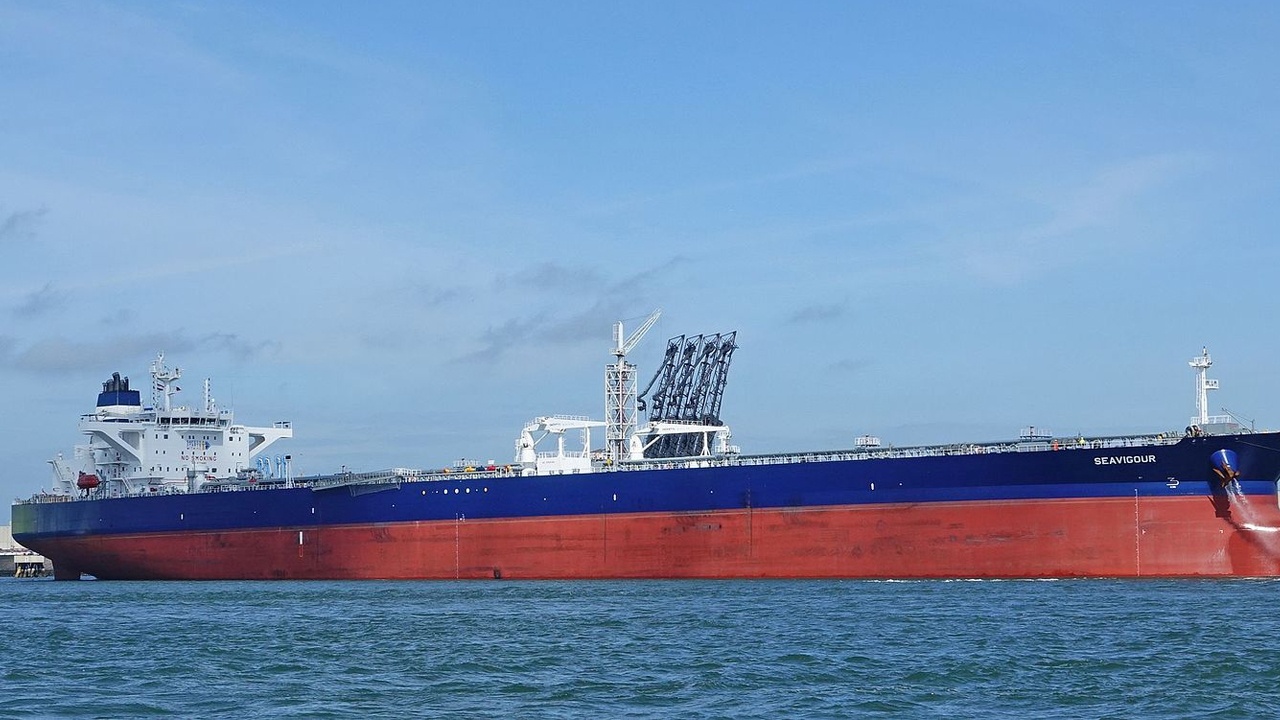 Нефтяной танкер сломался в Суэцком канале на пути из России в Китай