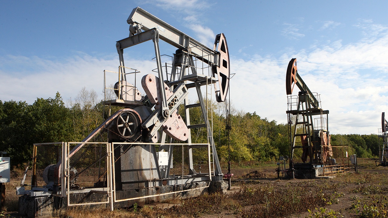 Россия продлит добровольное сокращение добычи нефти до конца следующего года