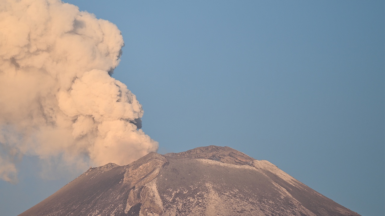 На Курилах вулкан Эбеко выбросил столб пепла высотою три километра