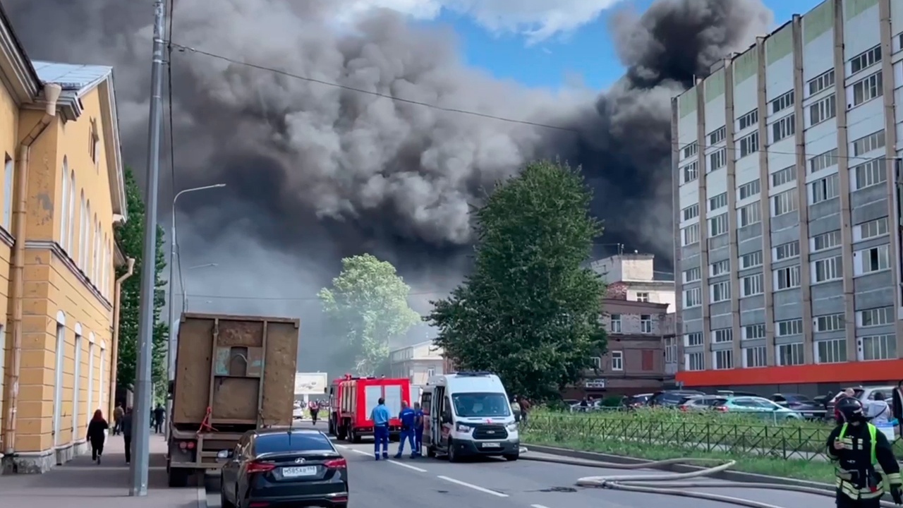 Пожар в спб 18.05. Горит склад в Санкт-Петербурге сейчас. Пожар на складе в Санкт-Петербурге. Пожар на складе в Питере. Пожар в Санкт-Петербурге вчера.