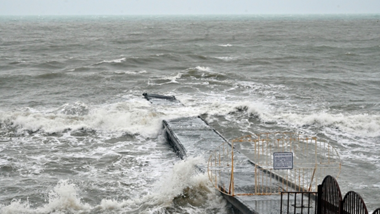 В Сочи запретили купаться в море в период действия штормового предупреждения