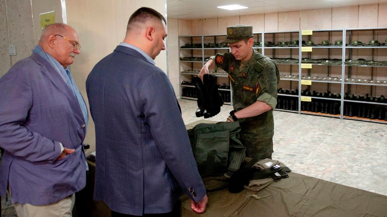 Российские бойцы на передовой. Передать бойца. 105 гвардейская воздушно-десантная дивизия. Российские военные. Посылка в армию.