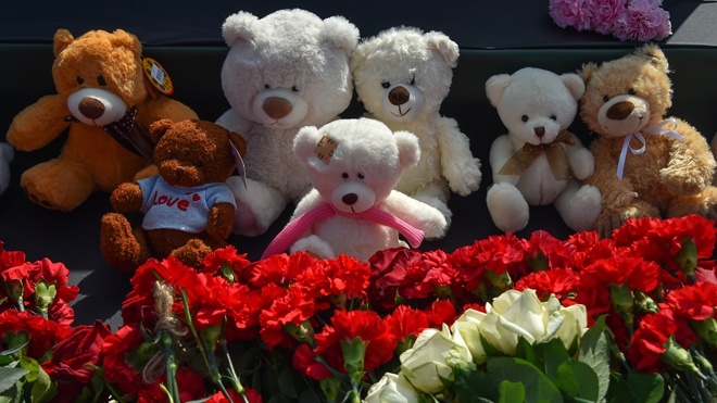 Цветы, игрушки и слезы: в память об «Ангелах Донбасса» в Москве прошли акции
