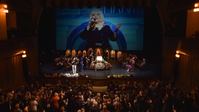 В Москве простились с Ириной Мирошниченко: кадры церемонии в МХТ им. Чехова