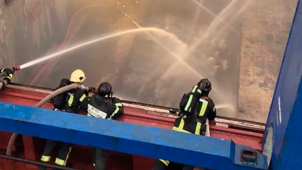 Спасатели ликвидировали пожар на сухогрузе в Архангельске