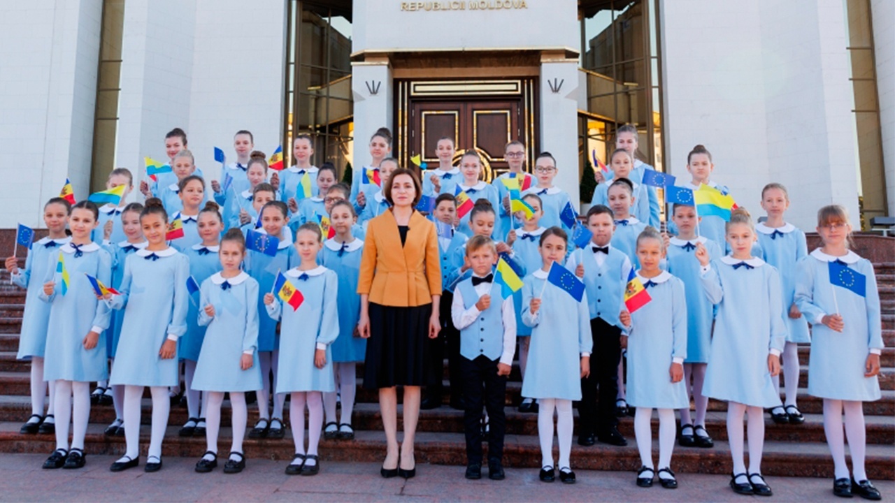 Санду поздравила Украину с Днем независимости на фоне перевернутых флагов