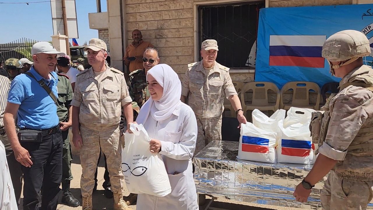 Российские военные раздали продуктовые наборы в больнице города Бусра в Сирии
