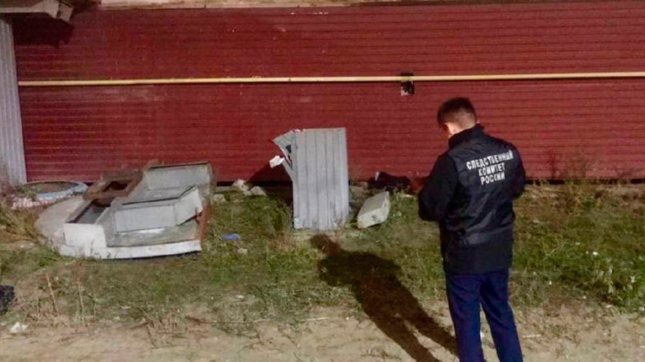 Трое детей пострадали и один погиб из-за падения бетонной плиты в Якутске