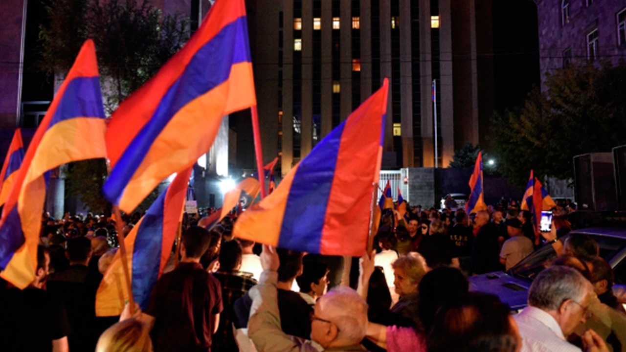 Протестующие начали устанавливать палатки на площади Республики в Ереване