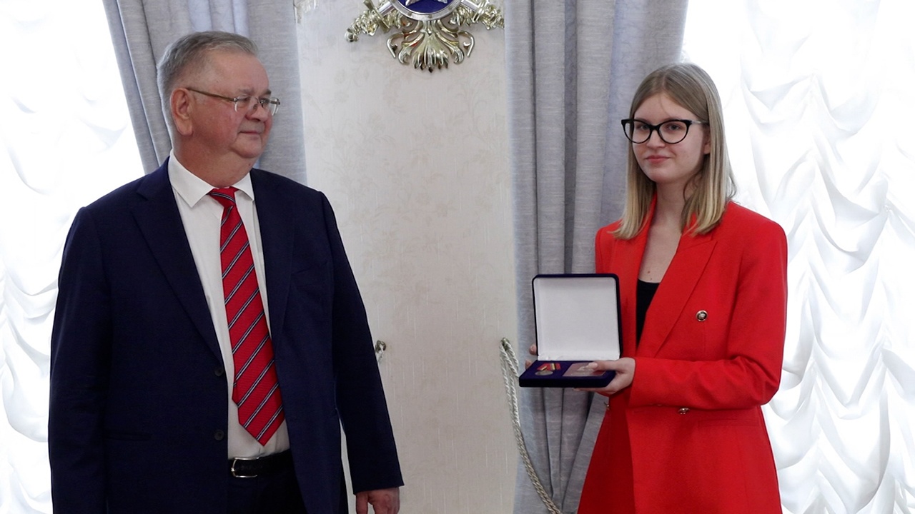 Правнучке ветерана СВР Короткова вручили медаль «80 лет Победы в Курской битве»