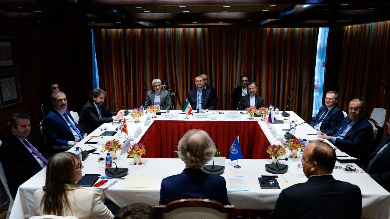Лавров проводит встречу с главами МИД Ирана и Турции